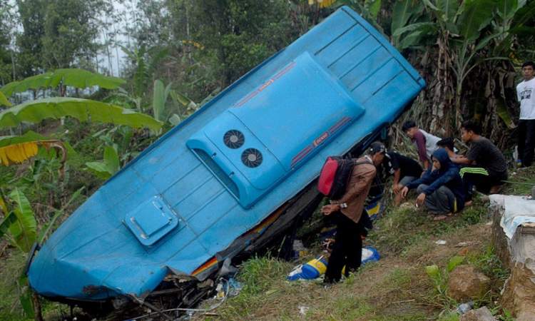 مصرع وإصابة 20 شخصا في حادث اصطدام قطار بحافلة في إندونيسيا