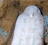 مصر:العثور على تابوت حجري بمنطقة آثار الغريفة بالمنيا