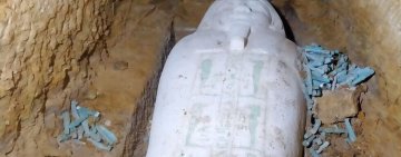 مصر:العثور على تابوت حجري بمنطقة آثار الغريفة بالمنيا