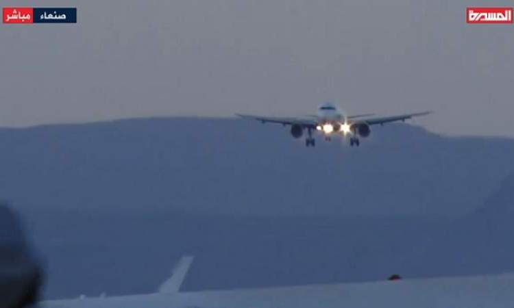 وصول طائرة تقل أسرى الجيش واللجان إلى مطار صنعاء