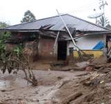 مصرع 11 عاملا بانهيارات أرضية في اندونيسيا