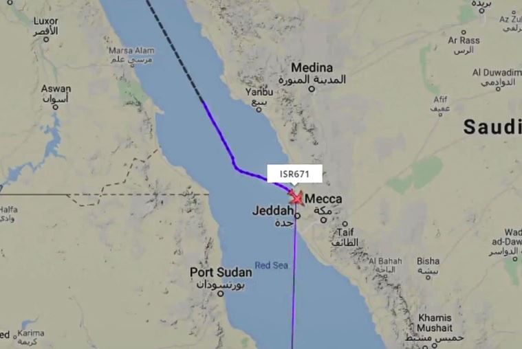 طائرة صهيونية تحلق في مكة
