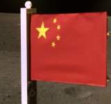 الصين ترفع علمها الوطني على سطح القمر