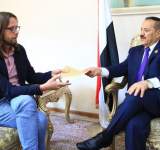 وزير الخارجية يطالب بالافراج عن محتجزين يمنيين في كينيا
