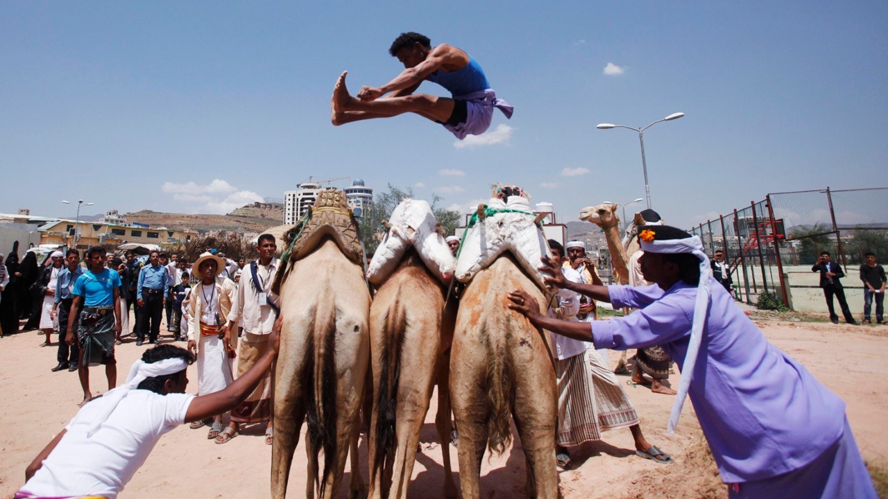    القفز فوق الجِمال رياضة الزرانيق باليمن منذ2000عام 
