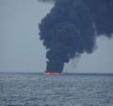 شاهد : حريق ناقلة نفط في أكبر ميناء سعودي  