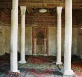 مسجد العباس بخولان : عراقة وتاريخ واعمدة بخط المسند (صور)