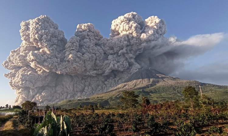 بركان في إندونيسيا ينفث سحابة من الرماد لارتفاع 5 كيلومترات