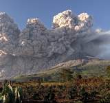بركان في إندونيسيا ينفث سحابة من الرماد لارتفاع 5 كيلومترات