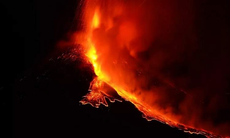 ثوران بركان قرب عاصمة أيسلندا بعد وقوع 40 ألف زلزال
