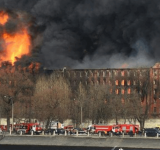 حريق كبير بمصنع تاريخي للنسيج بروسيا (فيديو)