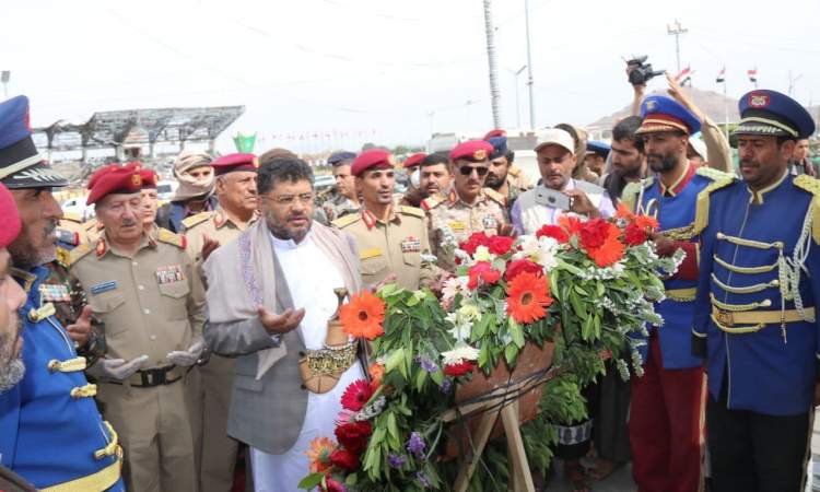 الحوثي وقيادات عسكرية يضعون إكليل زهور على ضريح الشهيد الصماد