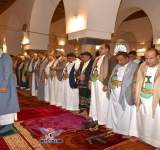 الحوثي والرهوي يؤديان صلاة عيد الفطر بالجامع الكبير بصنعاء