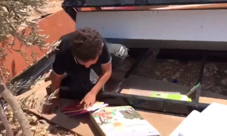 طفل في غزة يبكي رواد مواقع التواصل (فيديو)