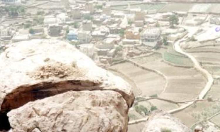 صخور عملاقة تهدد قرى ريمه ومخاوف من تكرار مأساة (الظفير)