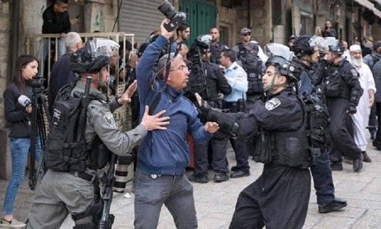 إصابة عدد من الفلسطينين بينهم صحفية جراء قمع الاحتلال  مؤتمر صحفي بالقدس