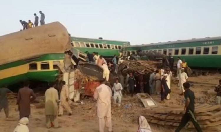 ارتفاع حصيلة ضحايا تصادم قطارين في باكستان إلى 51 قتيلاً