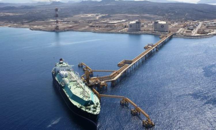 شبوة :وصول سفينة جديدة لنهب مليون برميل من النفط اليمني