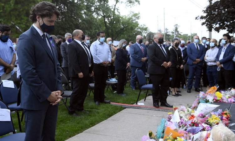 رئيس وزراء في وقفة احتجاجية بعد مقتل أسرة مسلمة