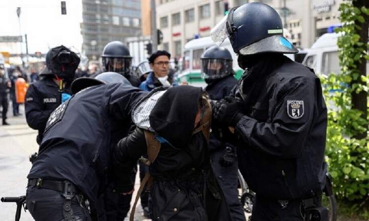     إصابة 60 شرطيا في اشتباكات مع متطرفين يساريين في برلين