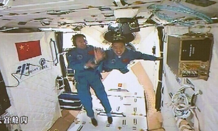 رائدا فضاء صينيان يخرجان إلى الفضاء المفتوح