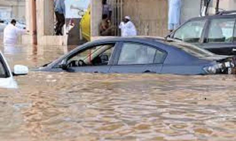 مشاهد مرعبة .. سيول وفيضانات في سلطنة عمان