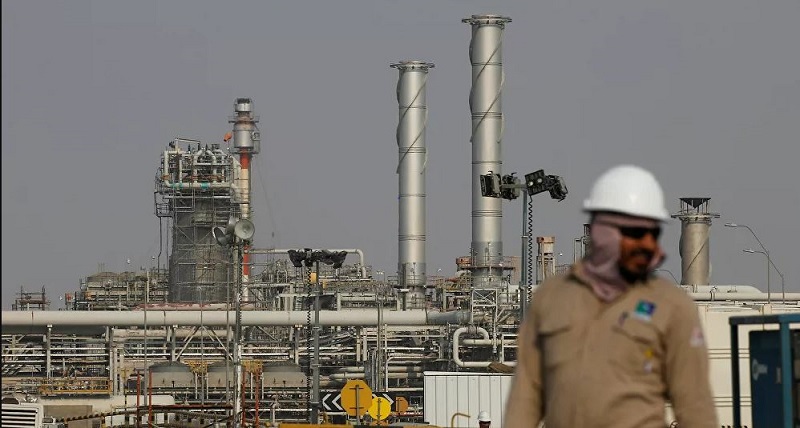 تراجع أسعار النفط بعد زيادة مفاجئة للمخزونات الأمريكية