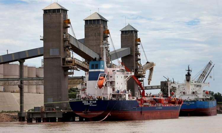 خفض حمولة سفن الحبوب الارجنتينية 25% بسبب تدني مستويات الانهار