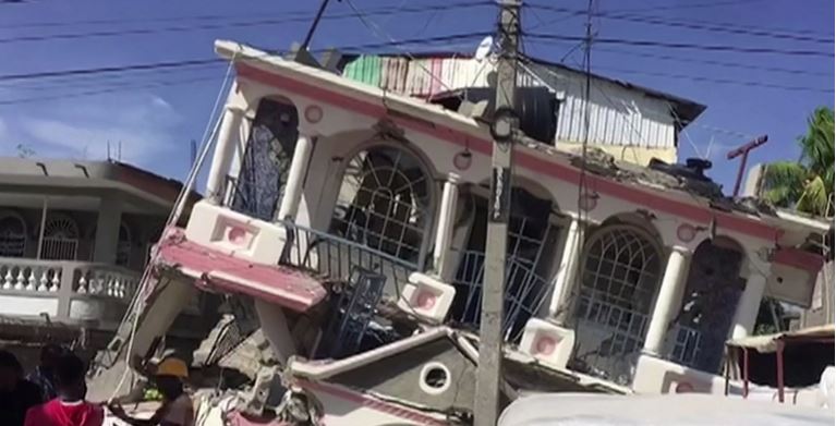 300 قتيل في زلزال كارثي يضرب هاييتي