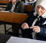  تخرج اكبر طالبة معمرة في جامعة بسورية