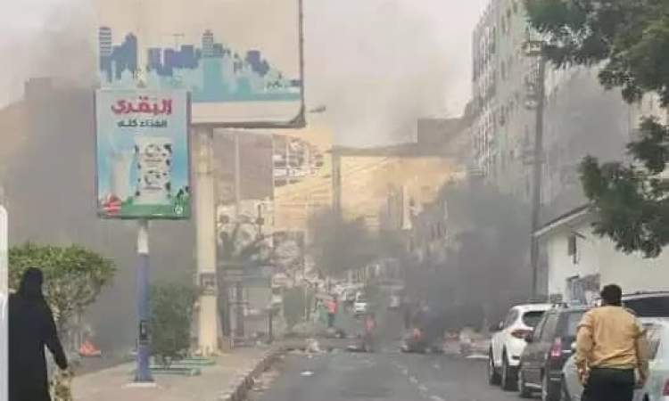 محتجون يغلقون الطرقات ويقتحمون قصر معاشيق في عدن