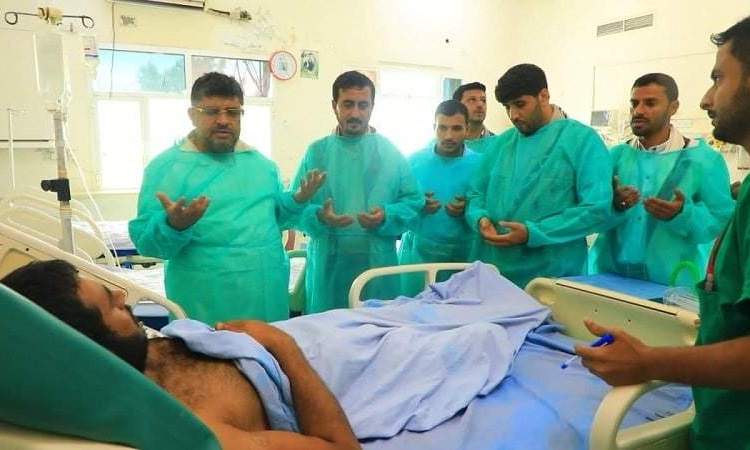 الحوثي واللواء المداني يتفقدان جرحى الجيش واللجان في مستشفيات الحديدة