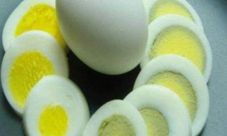 لماذا يتحول أحيانًا صفار البيض إلى اللون الأخضر؟