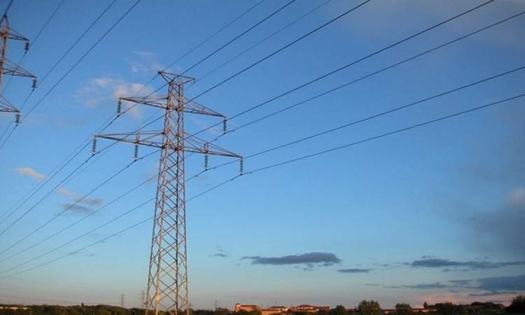 الكهرباء تعلن خطة طارئة لإعادة خطوط النقل العالي بمأرب