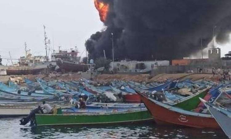 حريق هائل يلتهم عدد من القوارب في ميناء الشحر