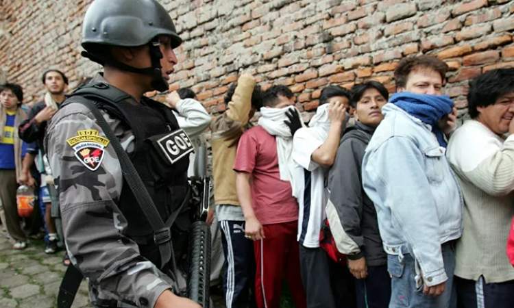 قرابة الف شرطي يحاولون السطيرة على سجن في الاكوادور
