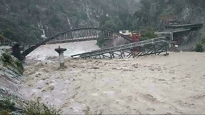 أكثرمن100قتيل وعشرات المفقودين بسبب الفيضانات بالهند ونيبال