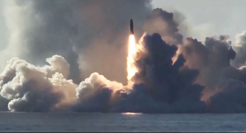 الدفاع الروسية: إطلاق صاروخ باليستي بنجاح من غواصة نووية