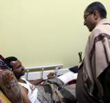 وزير الخدمة المدنية يتفقد الجرحى بمستشفى الثورة في إب