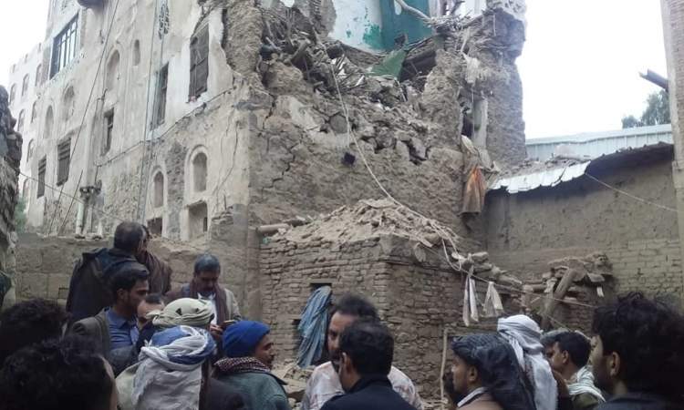 الدفاع المدني يتمكن من إخلاء 8 أسر من  منزل بمدينة صنعاء القديمة 