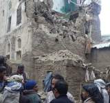 الدفاع المدني يتمكن من إخلاء 8 أسر من  منزل بمدينة صنعاء القديمة 