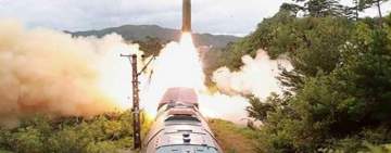  كوريا الشمالية تطلق صاروخين من قطار