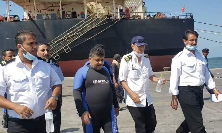 شاهد.. محمد علي الحوثي في ميناء الحديدة