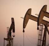 أسعار النفط تنهي الأسبوع على تباين وسط آمال في زيادة الإمدادات