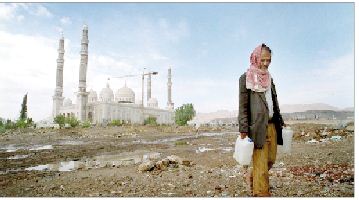 ازمة المياه في اليمن بين اضرار النقص الحاد والاستهداف المباشر من قبل العدوان.. معدل السحب على المكشوف من المياه الجوفية يبلغ حاليا ضعف معدل اعادة الامتلاء