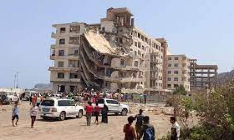 ضحايا بانهيار عمارة كبيرة في عدن