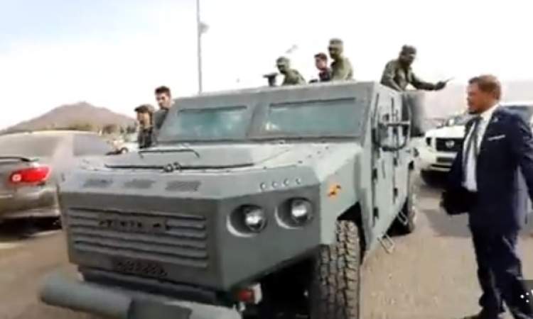 شاهد بالفيديو / محمد الحوثي بسلاح جديد يمني 100% دخل الخدمة مؤخرا