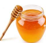 ماذا يحدث للعسل عند تخزينه في وعاء معدني أو تسخينه؟