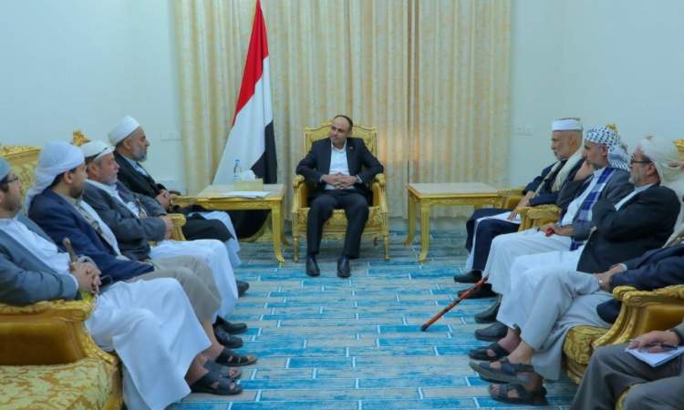 الرئيس المشاط يلتقي وزير الأشغال وأعضاء رابطة علماء اليمن