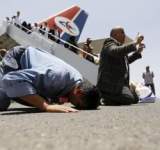 شاهد بالفيديو / ‏مشاعر العائدين في ‎مطار صنعاء اليوم